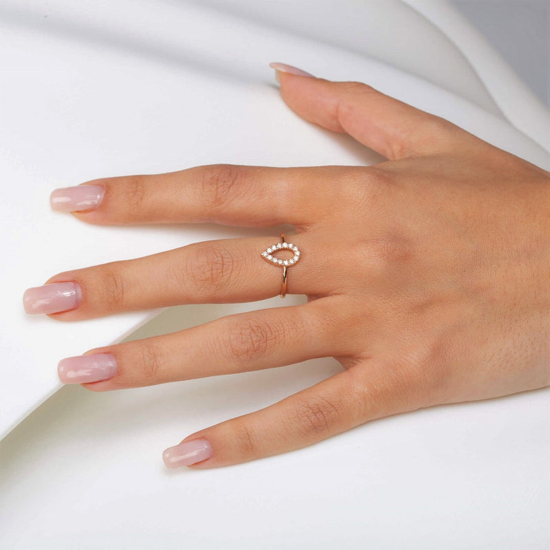 Pear Shape vintage style Ring in Gold with Diamonds