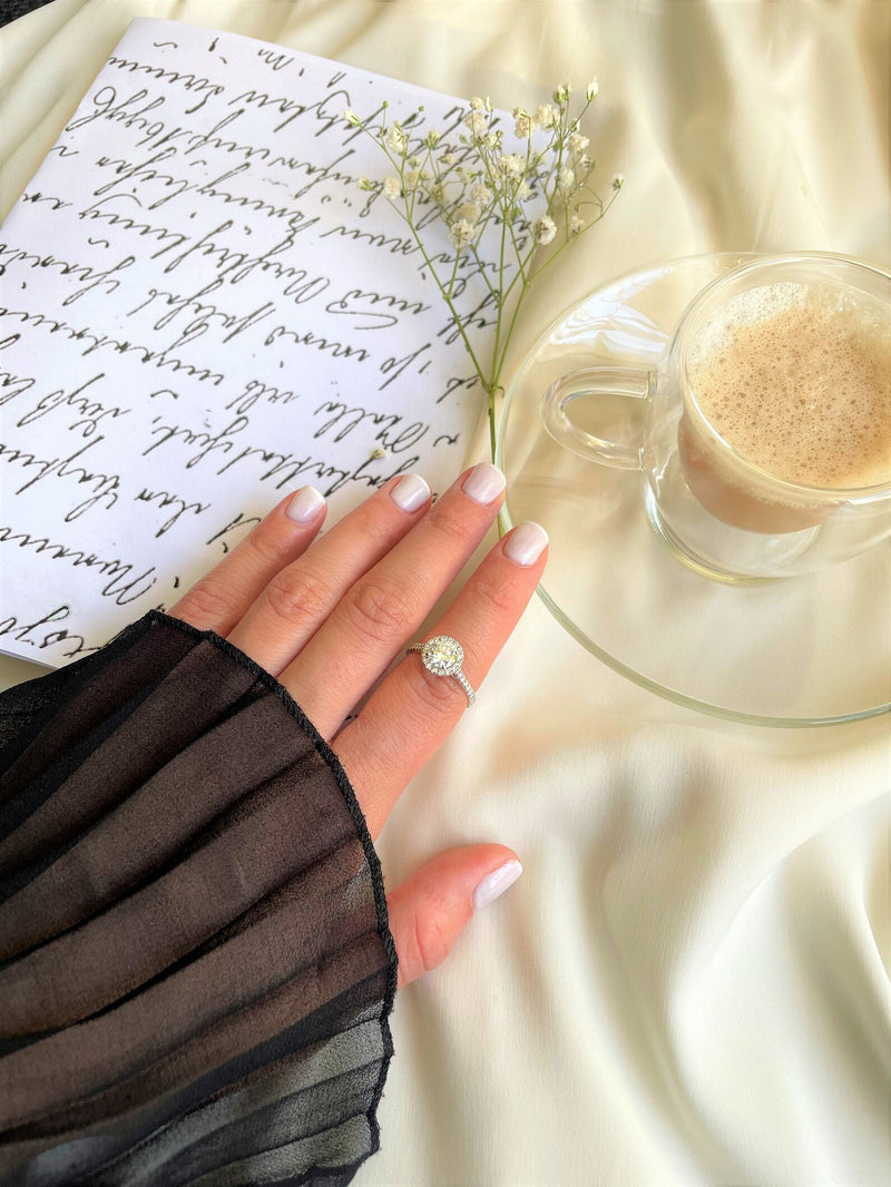 Round Halo Ring in Gold with Diamonds