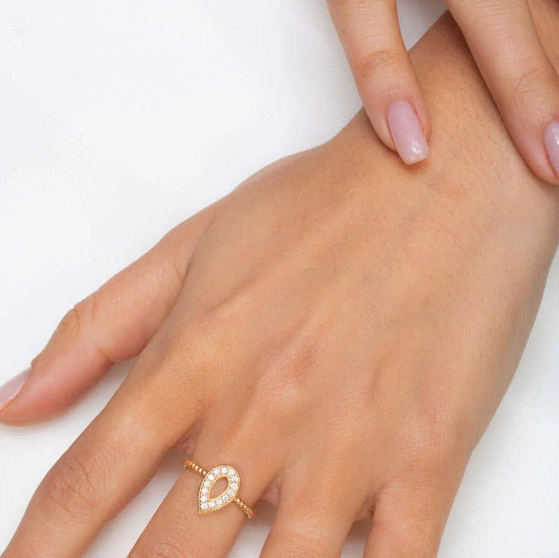 Pear Shape Vintage Design Ring in Gold with Diamonds