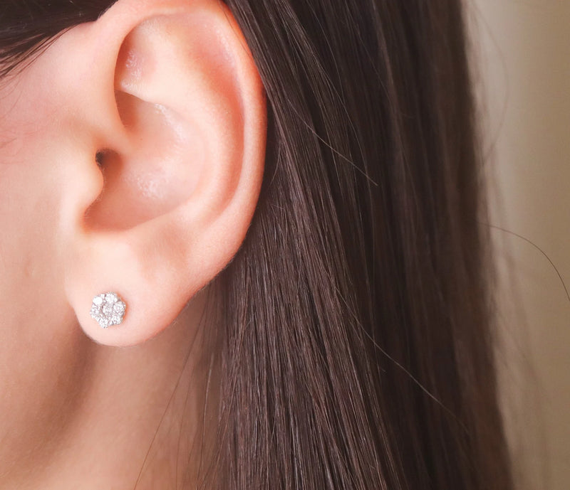 Flower Shaped Earrings in Gold with Diamonds