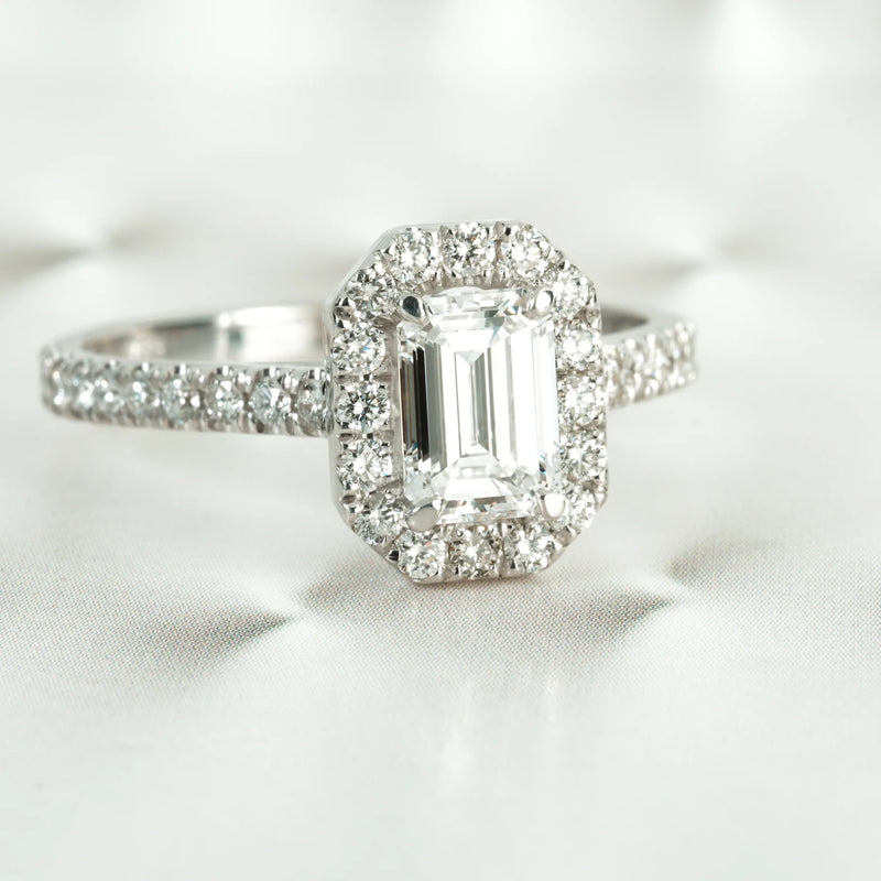 Classic Emerald Ring Shape in Gold with Diamonds