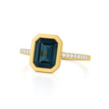 Emerald Cut Ring in gold with diamonds